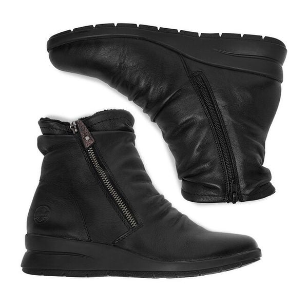Botki Rieker. Czarne botki Rieker, bez wzorów, bez obcasa, na koturnie, bez zapięcia. Za 439.99 zł.
