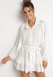Biała Sukienka Ozdobiona Paskiem i Falbanami Divilena. Białe sukienki Born2be, na co dzień, m, bez wzorów, z jeansu, eleganckie, bez kołnierzyka, bez ramiączek, mini. Za 99.99 zł.