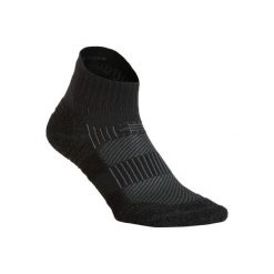 Skarpetki do chodzenia WS 500 Low czarne. Czarne skarpety NEWFEEL, bez wzorów, z elastanu. Za 14.99 zł.