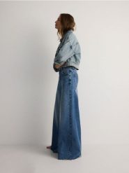 Jeansy wide leg z wysokim stanem - niebieski. Niebieskie jeansy Reserved, bez wzorów, z podwyższonym stanem. W wyprzedaży za 99.99 zł.