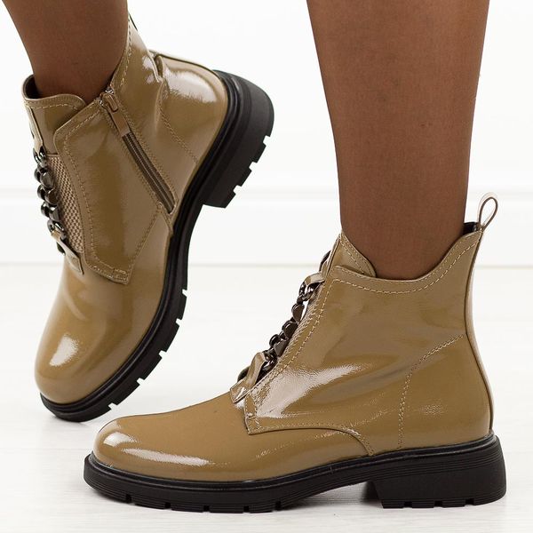 Beżowe lakierowane botki damskie Jezzi 2501-8. Brązowe botki Jezzi, na jesień, bez wzorów, z gumy, z okrągłym noskiem, bez obcasa, bez zapięcia. Za 239.00 zł.