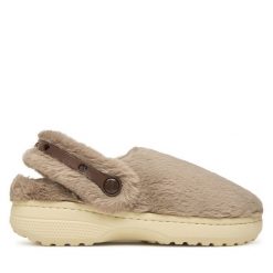 Kapcie Crocs. Brązowe obuwie domowe Crocs, bez wzorów, bez zapięcia. Za 219.99 zł.