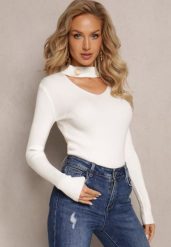 Jasnobeżowy Sweter Golf z Ozdobnym Wycięciem Przy Dekolcie Erticia. Brązowe golfy Renee, bez wzorów, bez ramiączek. Za 59.99 zł.