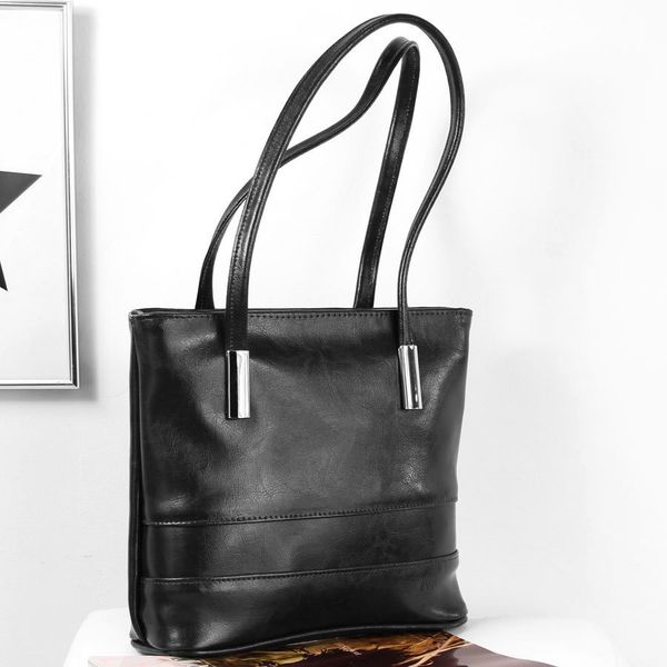 Skórzana torebka damska DAN-A T391 czarna. Czarne torebki klasyczne DAN-A, bez wzorów, ze skóry, bez dodatków. Za 289.99 zł.