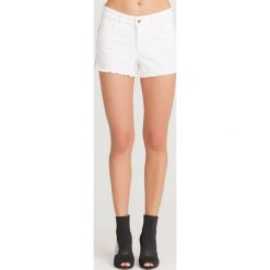 SZORTY JEANSOWE MARY LIU JO. Białe szorty Liu Jo, z aplikacjami, z bawełny. Za 353.40 zł.