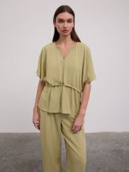 BGN Bluzka w kolorze khaki rozmiar: 38. Brązowe bluzki BGN, bez wzorów, z wiskozy, bez kołnierzyka, bez ramiączek. Za 57.20 zł.