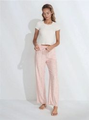 Bawełniana piżama dwuczęściowa ze spodniami w kratkę - kremowy. Białe piżamy Sinsay, bez wzorów, z bawełny, bez ramiączek. Za 59.99 zł.