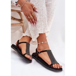 Płaskie Eleganckie Sandały Damskie Z Kryształkami Artiker 56C1370 Czarne. Czarne sandały bez wzorów, eleganckie, bez obcasa, na płaskiej podeszwie, bez zapięcia. Za 338.63 zł.