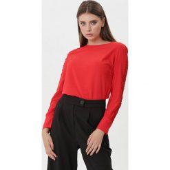 Czerwona Bluzka Jeanette. Czerwone bluzki Born2be, l, w ażurowe wzory, z jeansu, eleganckie, bez kołnierzyka, bez ramiączek. Za 59.99 zł.
