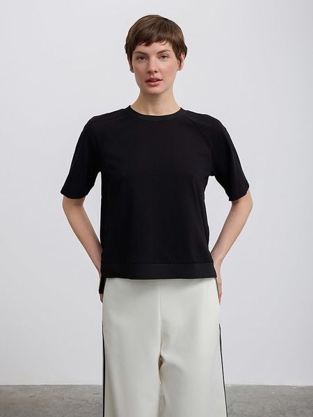 BGN Koszulka w kolorze czarnym rozmiar: 38. Czarne bluzki BGN, bez wzorów, bez kołnierzyka, bez ramiączek. Za 57.20 zł.