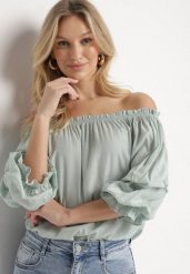 Niebieska Bluzka z Wiskozą Dekoltem w Łódkę i Falbanami Fenalora. Niebieskie bluzki Born2be, bez wzorów, z jeansu, eleganckie, bez kołnierzyka, bez ramiączek. W wyprzedaży za 50.99 zł.