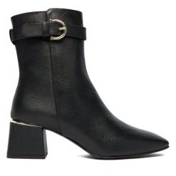 Botki Aigner. Czarne botki Aigner, bez wzorów, bez obcasa, na słupku, bez zapięcia. Za 2,249.00 zł.