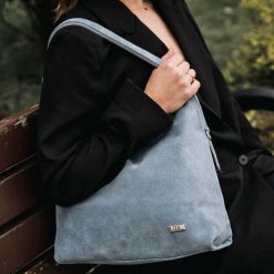 Worek SHE skóra import zamsz błękitny. Niebieskie torebki klasyczne SHE, bez wzorów, ze skóry, zamszowe, bez dodatków. Za 299.99 zł.