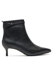 Clarks Botki Adela Up 26179529 Czarny. Czarne botki Clarks, bez wzorów, ze skóry, bez obcasa, na szpilce, bez zapięcia. Za 629.99 zł.
