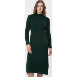 Ciemnozielona Sukienka Laylah. Sukienki Born2be, m, bez wzorów, z dzianiny, eleganckie, bez kołnierzyka, bez ramiączek, midi, dopasowane. Za 109.99 zł.