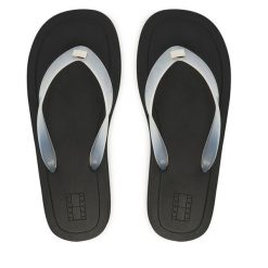 Japonki Tommy Jeans. Białe klapki Tommy Jeans, bez wzorów, z jeansu, bez obcasa. Za 329.99 zł.