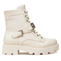 Botki Guess. Botki Guess, z aplikacjami, bez obcasa, na płaskiej podeszwie, bez zapięcia. Za 769.99 zł.