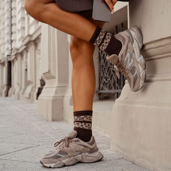 Brązowe skarpetki damskie dwa cętkowane paski 1208. Brązowe skarpety Milena, bez wzorów, z bawełny. Za 15.90 zł.