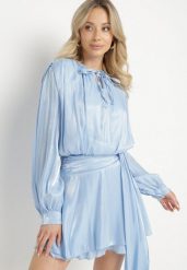 Niebieska Wiskozowa Sukienka Ozdobiona Wiązaniem i Falbanką Rallio. Niebieskie sukienki Born2be, na co dzień, l, z aplikacjami, z jeansu, eleganckie, bez kołnierzyka, bez ramiączek, mini, proste. Za 139.99 zł.