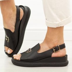 Czarne skórzane sandały damskie T.Sokolski 476. Czarne sandały Sokolski, bez wzorów, z jeansu, casualowe, bez obcasa, na platformie, bez zapięcia. W wyprzedaży za 192.72 zł.