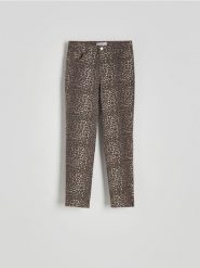 Jeansy slim fit ze zwierzęcym nadrukiem - wielobarwny. Jeansy Reserved, bez wzorów, z podwyższonym stanem. W wyprzedaży za 109.99 zł.