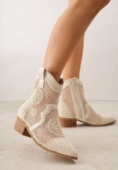 Beżowe Botki Kowbojki na Stożku z Ażurową Cholewką z Haftem Isarna. Brązowe botki Renee, w ażurowe wzory, z jeansu, bez obcasa, na obcasie, bez zapięcia. Za 149.99 zł.