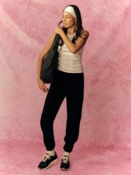 4F Spodnie dresowe joggery damskie - czarne M. Czarne spodnie dresowe 4f, m, bez wzorów, z dresówki. Za 149.99 zł.