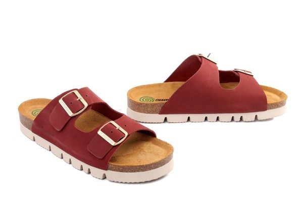 Dr. Brinkmann 700637-41 bordeaux, klapki damskie. Czerwone klapki Dr. Brinkmann, bez wzorów, ze skóry, bez obcasa. Za 263.90 zł.