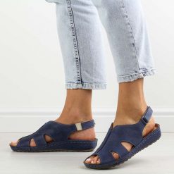 Niebieskie skórzane Polskie sandały damskie Deoni D508. Niebieskie sandały Deoni, bez wzorów, ze skóry, bez obcasa, na obcasie, bez zapięcia. Za 329.00 zł.