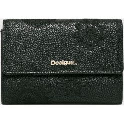 Desigual - Portfel. Czarne portfele Desigual, bez wzorów, z materiału. W wyprzedaży za 129.90 zł.