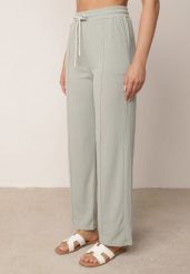 Zielone Szerokie Spodnie z Prążkowanej Tkaniny z Wysokim Stanem Sarora. Zielone spodnie materiałowe Born2be, na co dzień, m, bez wzorów, z jeansu, z podwyższonym stanem. Za 59.99 zł.