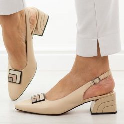 Beżowe skórzane sandały damskie DiA 3129. Brązowe sandały DiA, z aplikacjami, ze skóry, biznesowe, bez obcasa, na obcasie, bez zapięcia. W wyprzedaży za 289.52 zł.