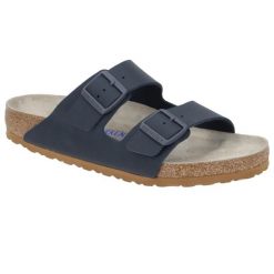Klapki unisex Birkenstock Arizona Regular. Niebieskie klapki Birkenstock, bez wzorów, z materiału, bez obcasa. Za 277.00 zł.