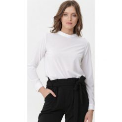 Biała Bluzka Caitlin. Białe bluzki Born2be, z aplikacjami, z materiału, eleganckie, bez kołnierzyka, bez ramiączek. Za 59.99 zł.