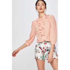Silvian Heach - Szorty. Białe szorty Silvian Heach, bez wzorów, z elastanu, casualowe, z standardowym stanem. W wyprzedaży za 229.90 zł.