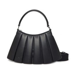 Torebka Lacoste. Czarne torebki klasyczne Lacoste, bez wzorów, bez dodatków. Za 909.99 zł.