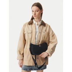 Torebka Tommy Jeans. Czarne torebki klasyczne Tommy Jeans, bez wzorów, z jeansu, bez dodatków. Za 249.99 zł.