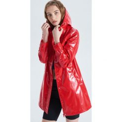 Winylowy płaszcz z kapturem - Czerwony. Płaszcze Cropp. Za 169.99 zł.