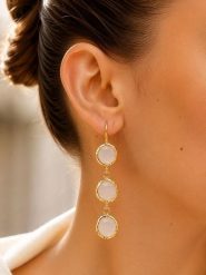 L'Atelier de Gaia Pozłacane kolczyki z tygrysim okiem rozmiar: onesize. Białe kolczyki L'Atelier de Gaia, pozłacane, z zapięciem typu bigiel. Za 49.95 zł.