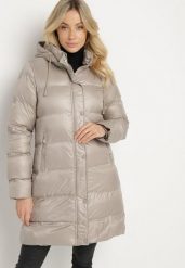 Beżowa Pikowana Kurtka o Długim Kroju z Kapturem Kieszeniami i Dwustronnym Suwakiem Sanarose. Brązowe kurtki narciarskie Born2be, s, bez wzorów, z jeansu, z kapturem, narciarskie. Za 99.99 zł.