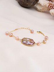 Pierres delicates Pozłacana bransoletka z perłami rozmiar: onesize. Różowe bransoletki Pierres delicates, z perłą, pozłacane. Za 65.99 zł.