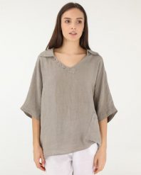 Luźna lniana bluzka. Brązowe bluzki Unisono, l, bez wzorów, z tkaniny, klasyczne, bez kołnierzyka, bez ramiączek. Za 219.00 zł.