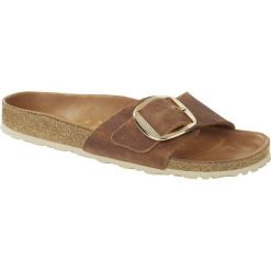 Klapki damskie Birkenstock Madrid Big Buckle Cognac Natural Leather. Brązowe klapki Birkenstock, bez wzorów, z materiału, bez obcasa. Za 590.00 zł.