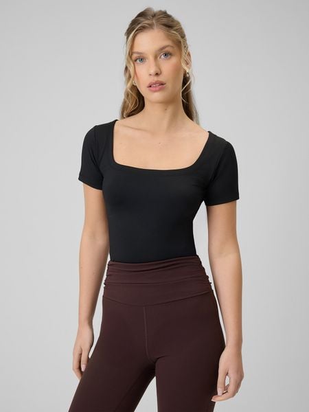4F T-shirt slim gładki damski - czarny S. Czarne t-shirty 4f, s, bez wzorów, z tkaniny, bez kołnierzyka, bez ramiączek. W wyprzedaży za 29.99 zł.