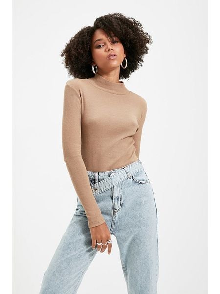 Trendyol Koszulka w kolorze karmelowym rozmiar: XS. Brązowe bluzki Trendyol, xs, bez wzorów, z bawełny, bez kołnierzyka, bez ramiączek. Za 39.49 zł.