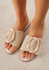 Beżowe Klapki Ozdobione Plecionką Wstawką i Klamrą Isirreia. Brązowe klapki Born2be, bez wzorów, z jeansu, bez obcasa, na płaskiej podeszwie. Za 69.99 zł.