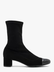 Czarne botki z lakierowanym noskiem. Czarne botki Ryłko, bez wzorów, z nubiku, z okrągłym noskiem, bez obcasa, na obcasie, bez zapięcia. Za 399.99 zł.