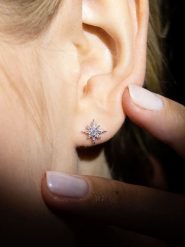 DIAMANTA Złote kolczyki-wkrętki "Star" z diamentami rozmiar: onesize. Szare kolczyki DIAMANTA, z diamentem, złote. Za 1,565.99 zł.