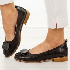 Czarne skórzane półbuty damskie Cambell 19456. Czarne baleriny Cambell, z aplikacjami, z jeansu, z okrągłym noskiem, bez obcasa, na obcasie. Za 229.00 zł.