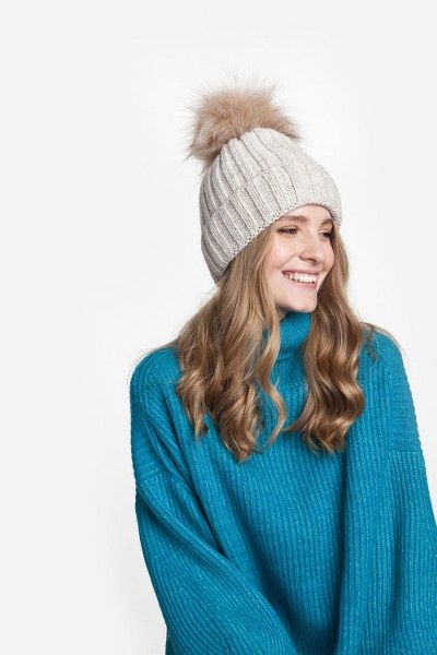 Czapka Damska z Pomponem PaMaMi Beżowa 18574-004. Brązowe czapki bez wzorów, z polaru. Za 68.00 zł.